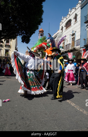 Maschera di ballo con una verde giù nel cappello carnevale di Puebla,  Messico Foto stock - Alamy