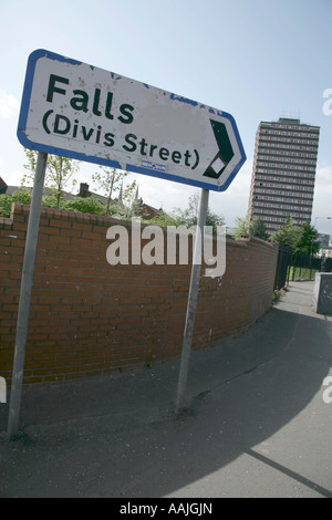 Cartello stradale che puntano a Falls Road area e Divis Street appartamenti, Belfast, Irlanda del Nord. Foto Stock