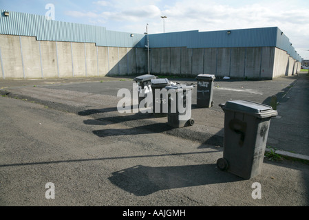 Scomparti wheelie fuori in disuso Crumlin Road gaol, Belfast, Irlanda del Nord. Foto Stock