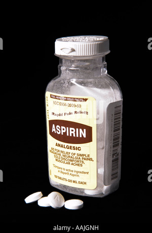 Primo piano di un flacone di aspirina con compresse all'interno e sparsi all'esterno, Stati Uniti. Foto Stock