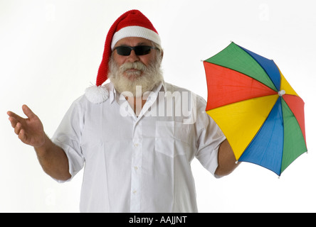 Babbo Natale che indossa una camicia casual occhiali da sole con ombrello Foto Stock