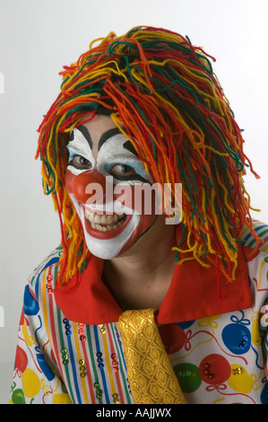 Donna in clown trucco e costume Foto Stock