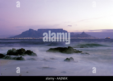 Vista serale di Table Mountain visto da Blouberg Strand Cape Town Soth Africa Foto Stock