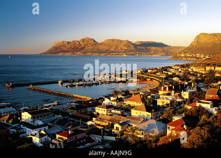 Alba sul porto Kalkbay con Simon s town in background Città del Capo Sud Africa Foto Stock