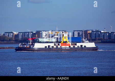 Woolwich Ferry John Burns attraversando il fiume Tamigi Foto Stock