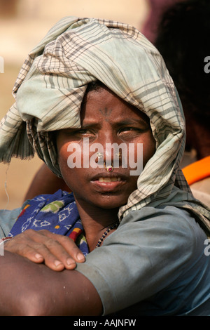 Donna al mercato a Bissamcuttack, Chatikona, Orissa, India Foto Stock