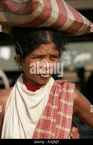 Donna al mercato a Bissamcuttack, Chatikona, Orissa, India Foto Stock