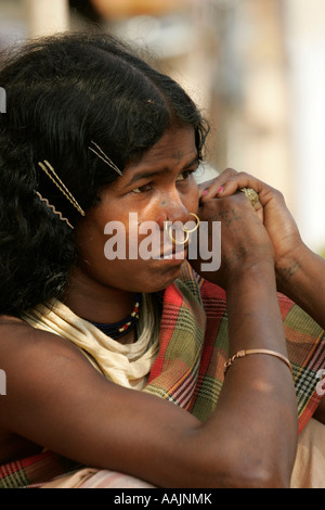 Donna al mercato a Bissamcuttack, Chatikona, Orissa, India Foto Stock