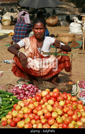 Presso il mercato a Bissamcuttack, Chatikona, vicino Rayagada, Orissa, India Foto Stock