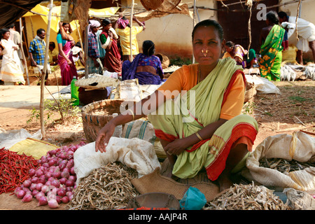 Presso il mercato a Bissamcuttack, Chatikona, vicino Rayagada, Orissa, India Foto Stock