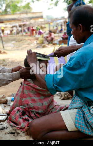 Presso il mercato a Bissamcuttack, Chatikona, vicino Rayagada, Orissa, India Foto Stock