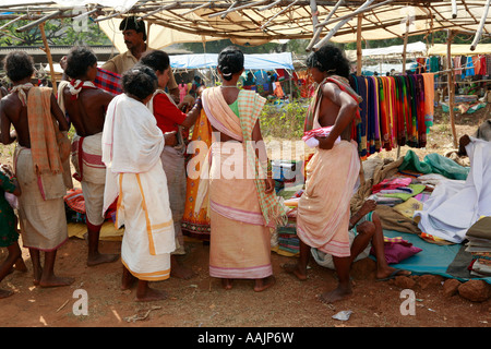 Presso il mercato a Bissamcuttack, Chatikona, vicino Rayagada, Orissa, India Foto Stock