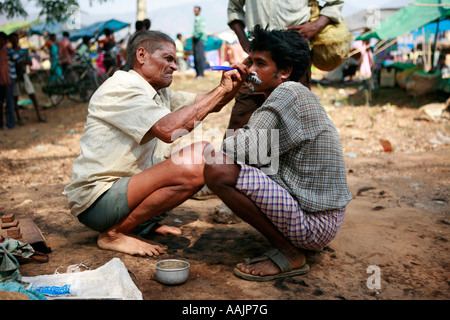 Presso il mercato a Bissamcuttack, Chatikona, vicino Rayagada, Orissa, India Foto Stock