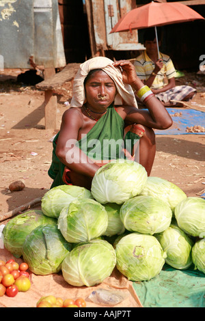 Presso il mercato a Bissamcuttack, Chatikona, vicino Rayagada, Orissa, India Foto Stock