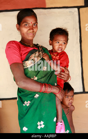 Tribeswoman e bambino presso il villaggio di Kangerababa, Orissa, India Foto Stock