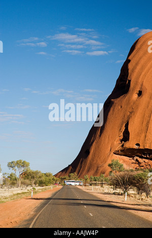 Strada e Uluru Ayers Rock Uluru Kata Tjuta National Park Area del Patrimonio Mondiale di Territorio del Nord Australia Foto Stock