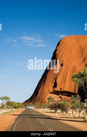 Strada e Uluru Ayers Rock Uluru Kata Tjuta National Park Area del Patrimonio Mondiale di Territorio del Nord Australia Foto Stock