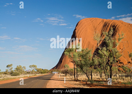 Strada e Uluru Ayers Rock Uluru Kata Tjuta National Park Area del Patrimonio Mondiale di Territorio del Nord Australia Foto Stock