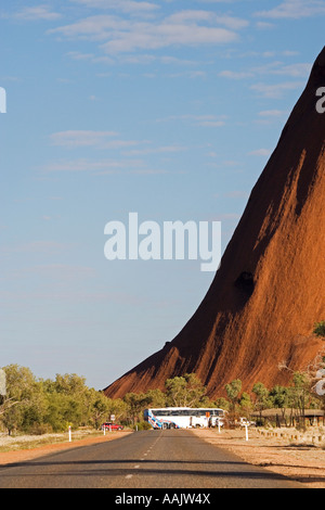 Strada e Uluru Ayers Rock Uluru Kata Tjuta National Park Area del Patrimonio Mondiale di Territorio del Nord Australia Foto Stock