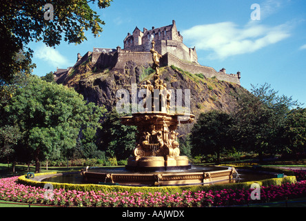 Il castello domina lo skyline di Edinburgo come si vede qui da Princes Street Gardens Foto Stock