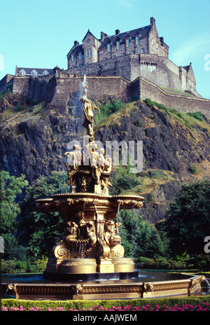 Il castello domina lo skyline di Edinburgo come si vede qui da Princes Street Gardens Foto Stock