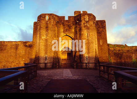 Ingresso al Castello di Caerphilly poco dopo l'alba South Wales UK GB Foto Stock