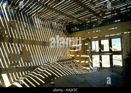 Modelli di ombra in casa in rovina a Kolmanskop diamond mining città fantasma vicino a Luderitz Namibia Africa Foto Stock