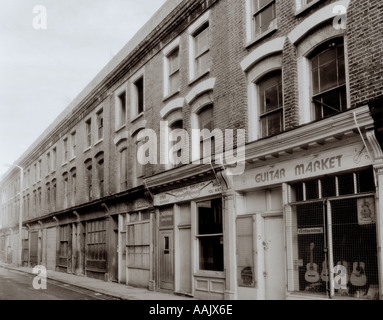 Brick Lane Shoreditch in East End di Londra in Inghilterra in Gran Bretagna nel Regno Unito Regno Unito. Alloggiamento della casa baraccopoli Architettura della povertà Foto Stock