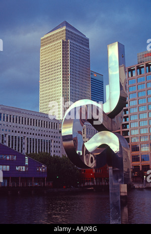 Docklands di Londra canary wharf alta torre blocchi scultura tramonto Londra Inghilterra Regno Unito Foto Stock