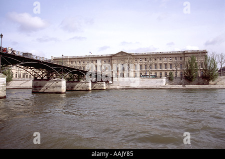 Il Louvre gallery sulle rive del fiume Senna a Parigi Foto Stock