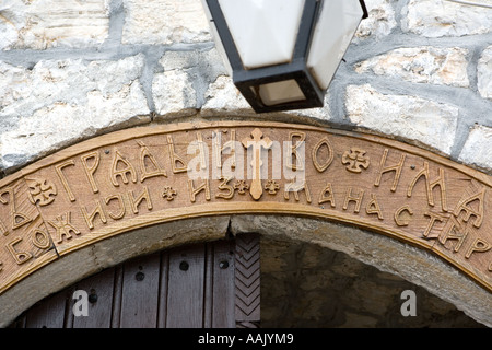 Dettagli scolpiti da un serbo monastero ortodosso porta nelle vicinanze di Sveti Stefan in Montenegro Foto Stock