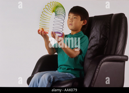 Germogliando executive con slinky toy Foto Stock