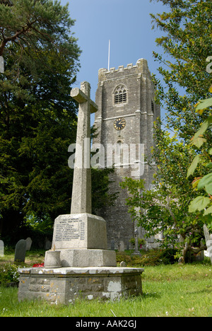 La Chiesa della Santa Croce e Memoriale di guerra Newton Ferrers Devon UK costruita nel XII e XIV secolo intorno a resti di una chiesa normanna Foto Stock