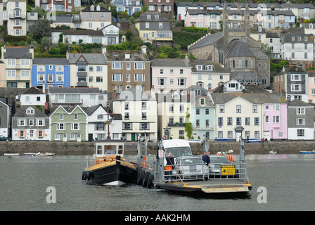 Traghetto per auto inferiore traversata in traghetto del fiume Dart da Dartmouth a Kingswear Devon UK Bayards Cove in background Foto Stock