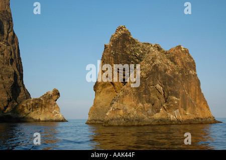Crimea, Kurortne, barche escursione alla formazione rocciosa di Karadag Foto Stock