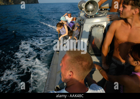 Crimea, Kurortne, barche escursione alla formazione rocciosa di Karadag Foto Stock