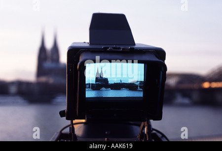 La cattedrale di Colonia e il fiume Reno come visto attraverso il monitor di una telecamera per catturare una relazione sui cambiamenti climatici Foto Stock