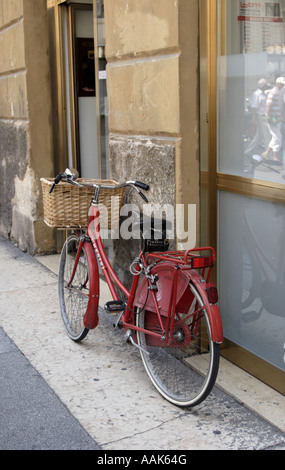Bolzano (Bosen), Alto Adige, Italia: Una bicicletta lasciata fuori da un bar sul lato della strada Foto Stock