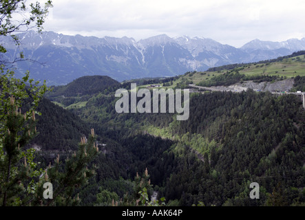 Valle di Wipp, Austria: Vista sulla valle del fiume Sill, vicino al Ponte Europa, con le montagne delle Alpi sullo sfondo. Foto Stock