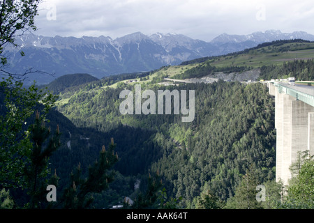 Ponte Europa, Valle Wipp, Austria: Traffico sull'autostrada A13 del Brennero (e sulla rotta europea E45) con le montagne delle Alpi sullo sfondo. Foto Stock