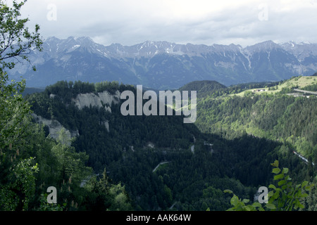 Valle di Wipp, Austria: Vista sulla valle del fiume Sill, vicino al Ponte Europa, con le montagne delle Alpi sullo sfondo. Foto Stock