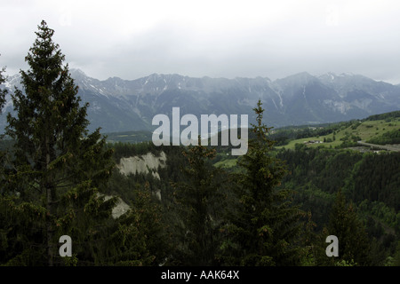 Valle di Wipp, Austria: Vista sulla valle del fiume Sill, vicino al Ponte Europa, con le montagne delle Alpi sullo sfondo. Foto Stock