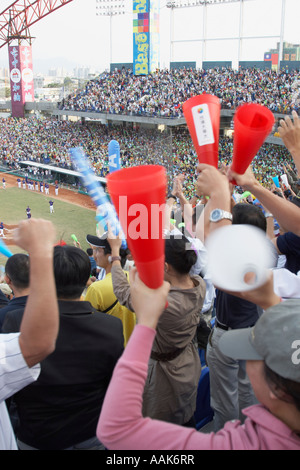 La folla acclamava durante la partita di baseball Foto Stock