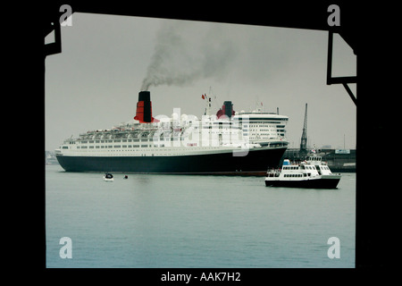 Qe2 passa QM2 a Southampton docks Inghilterra Foto Stock