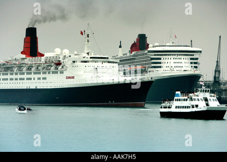 Qe2 passa QM2 a Southampton docks Inghilterra Foto Stock