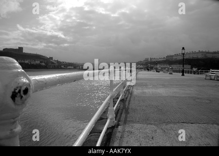 Whitby Harbour in una giornata grigia presi in bianco e nero Foto Stock