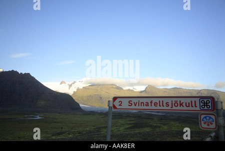 Ghiacciaio Svinafellsjokull e cartello Islanda Foto Stock