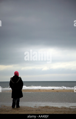 Guardando il mare dalla spiaggia Bamburgh Northumberland Foto Stock