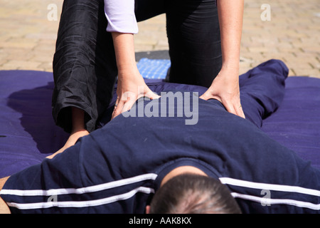 Massaggio della schiena come parte di un Thai massaggio corpo Foto Stock