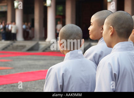 Le Suore Insegnanti di guardare la cerimonia della Giornata Foto Stock